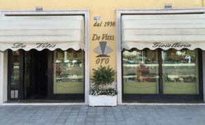 Ingresso Gioielleria De Vitis in Piazza del Comune a Sabaudia