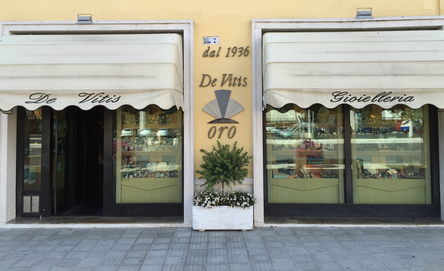 Ingresso Gioielleria De Vitis in Piazza del Comune a Sabaudia