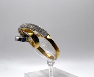 Anello con intreccio in oro giallo e bianco con lavorazione diamantata - Gioielleria De Vitis