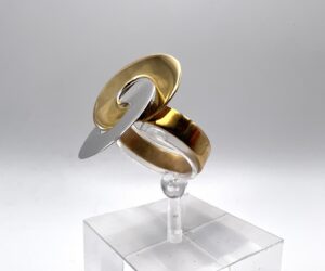 Anello di design geometrico in oro bianco e giallo con cerchi intrecciati - Gioielleria De Vitis