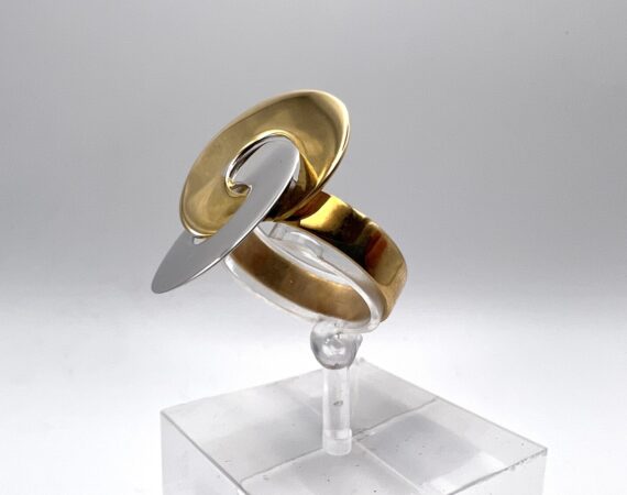 Anello di design geometrico in oro bianco e giallo con cerchi intrecciati - Gioielleria De Vitis