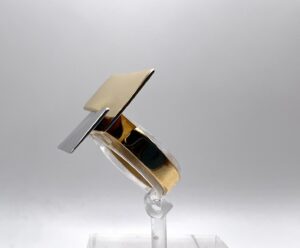 Anello di design geometrico in oro bianco e giallo con rettangoli intrecciati - Gioielleria De Vitis Sabaudia