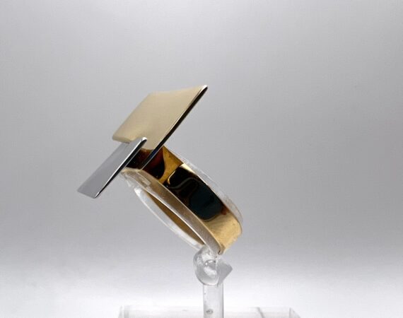 Anello di design geometrico in oro bianco e giallo con rettangoli intrecciati - Gioielleria De Vitis Sabaudia