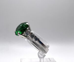 Anello in oro bianco 18 kt. con zircone color verde smeraldo e zirconi bianchi - Gioielleria De Vitis