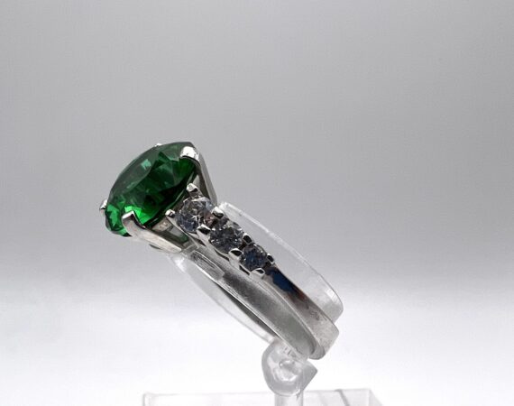 Anello in oro bianco 18 kt. con zircone color verde smeraldo e zirconi bianchi - Gioielleria De Vitis