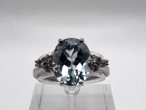 Anello in oro bianco 18 kt. con zirconi e topazio azzurro - Gioielleria De Vitis Sabaudia