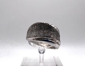 Anello a fascia in oro bianco 18 kt. con lavorazione diamantata - Gioielleria De Vitis Sabaudia