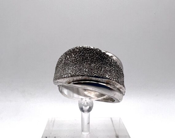 Anello a fascia in oro bianco 18 kt. con lavorazione diamantata - Gioielleria De Vitis Sabaudia