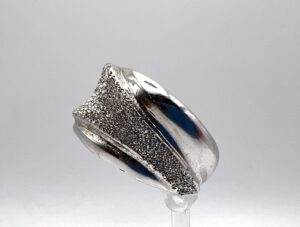 Anello a fascia in oro bianco 18 kt. con lavorazione diamantata - Gioielleria De Vitis Sabaudia