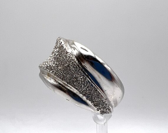 Anello a fascia in oro bianco 18 kt. con lavorazione diamantata - Gioielleria De Vitis Sabaudia