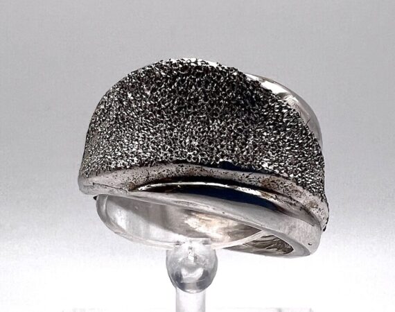 Anello a fascia in oro bianco 18 kt. con lavorazione diamantata - Gioielleria De Vitis Sabaudia