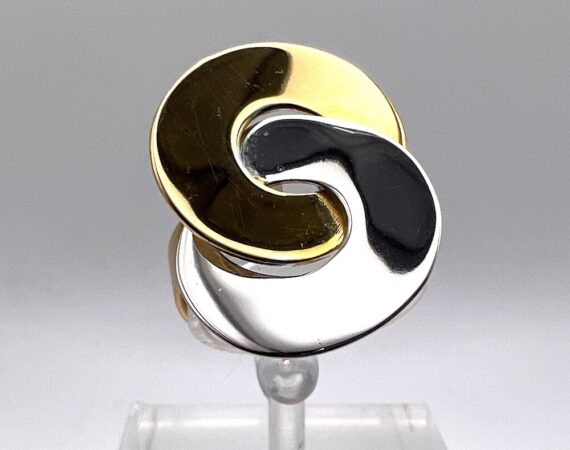 Anello di design geometrico in oro bianco e giallo con cerchi intrecciati - Gioielleria De Vitis