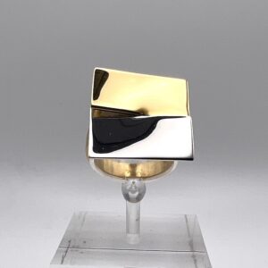 Anello di design geometrico in oro bianco e giallo con rettangoli intrecciati - Gioielleria De Vitis Sabaudia