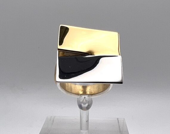 Anello di design geometrico in oro bianco e giallo con rettangoli intrecciati - Gioielleria De Vitis Sabaudia