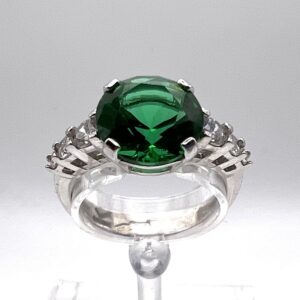 Anello in oro bianco 18 kt. con zircone color verde smeraldo e zirconi bianchi - Gioielleria De Vitis