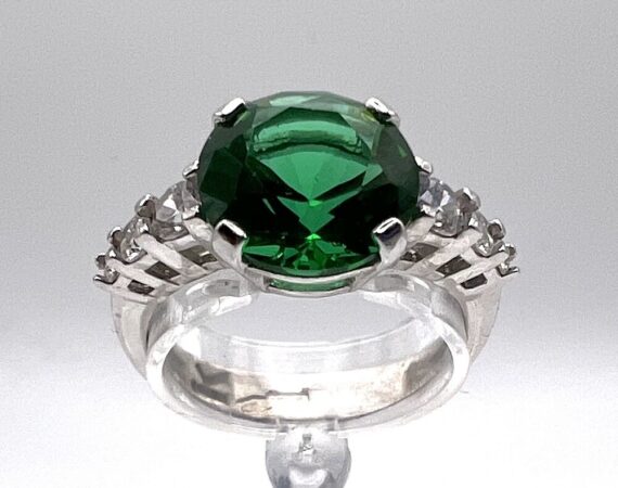 Anello in oro bianco 18 kt. con zircone color verde smeraldo e zirconi bianchi - Gioielleria De Vitis