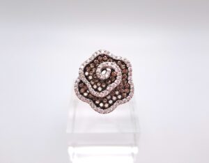 Anello a fiore in oro bianco con diamanti bianchi e brown - Gioielleria De Vitis Sabaudia