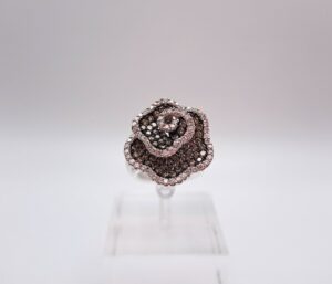 Anello a fiore in oro bianco con diamanti bianchi e brown - Gioielleria De Vitis Sabaudia 1