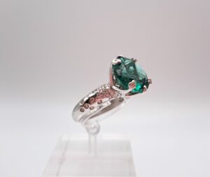 Anello in oro bianco con diamanti e ametista verde - Gioielleria De Vitis Sabaudia
