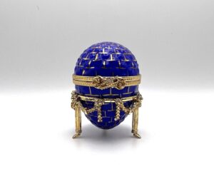 Uovo Fabergé in smalto con orologio e supporto - Gioielleria De Vitis Sabaudia - dettaglio aperto