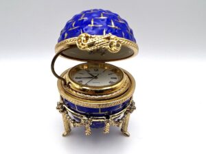 Uovo Fabergé in smalto con orologio e supporto - Gioielleria De Vitis Sabaudia - dettaglio aperto