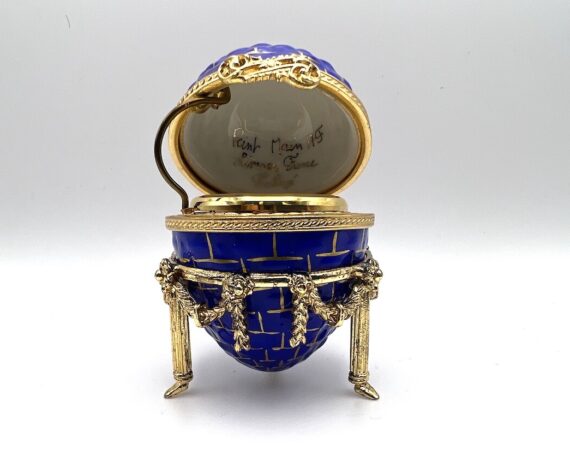 Uovo Fabergé in smalto con orologio e supporto - Gioielleria De Vitis Sabaudia - dettaglio aperto