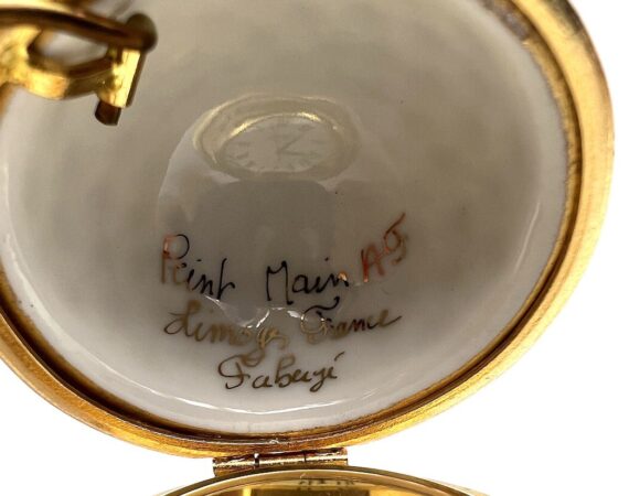 Uovo Fabergé in smalto con orologio e supporto - Gioielleria De Vitis Sabaudia - dettaglio aperto