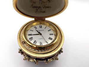 Uovo Fabergé in smalto con orologio e supporto - Gioielleria De Vitis Sabaudia - dettaglio aperto