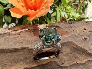 anello in oro bianco con diamanti bianchi e ametista verde - Gioielleria De Vitis Sabaudia
