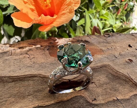 anello in oro bianco con diamanti bianchi e ametista verde - Gioielleria De Vitis Sabaudia