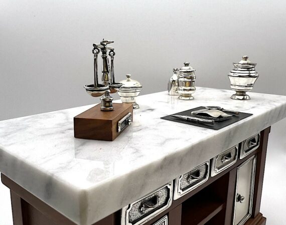 Miniatura banco da farmacista in argento, marmo e legno - Gioielleria De Vitis Sabaudia