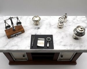 Miniatura banco da farmacista in argento, marmo e legno - Gioielleria De Vitis Sabaudia