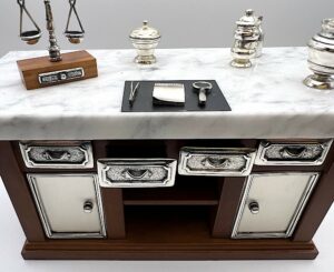 Miniatura banco da farmacista in argento, marmo e legno - Gioielleria De Vitis Sabaudia