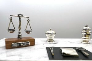 Miniatura banco da farmacista in argento, marmo e legno - Gioielleria De Vitis Sabaudia