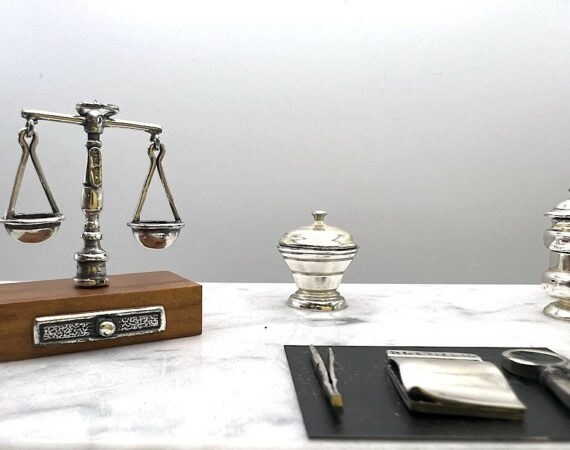 Miniatura banco da farmacista in argento, marmo e legno - Gioielleria De Vitis Sabaudia