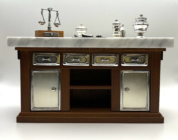 Miniatura banco da farmacista in argento, marmo e legno - Gioielleria De Vitis Sabaudia