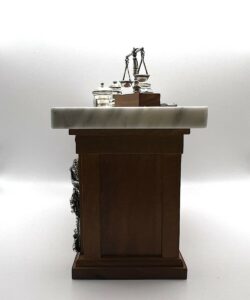 Miniatura banco da farmacista in argento, marmo e legno - Gioielleria De Vitis Sabaudia