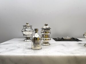Miniatura banco da farmacista in argento, marmo e legno - Gioielleria De Vitis Sabaudia