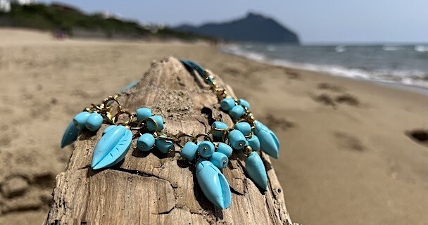 Sabaudia ha un cuore d'oro dal 1936 - Gioielleria De Vitis gioielli collana oro e turchese sul lungomare con il Monte Circeo